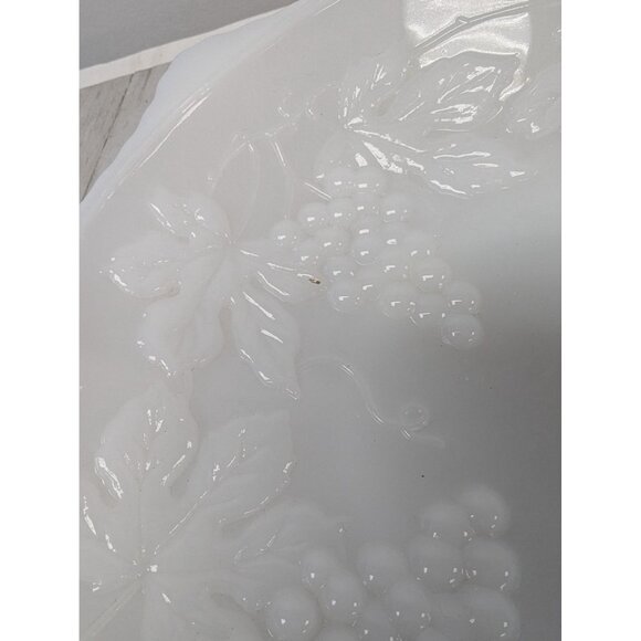 Vintage Anchor Hocking White Milk Glass Serving Bowl Plate Grapes Pattern - Picture 2 of 6
